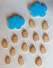 Galletas con formas de nubes y lluvia